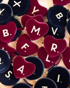 Le Porte-monnaie Cœur Initiale En Velours - Bordeaux -Bijoux Magasin le porte monnaie coeur initiale en velours bordeaux emoi emoi 1