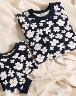 Le Sweat Sammy En Coton Bio - Anémones Bleu Nuit -Bijoux Magasin le sweat anemones enfant en coton bio blueberry 19