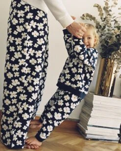 Le Sweat Sammy En Coton Bio - Anémones Bleu Nuit -Bijoux Magasin le sweat anemones enfant en coton bio blueberry 3 a8042598 cdf8 4230 9633 6ac3effbac4c