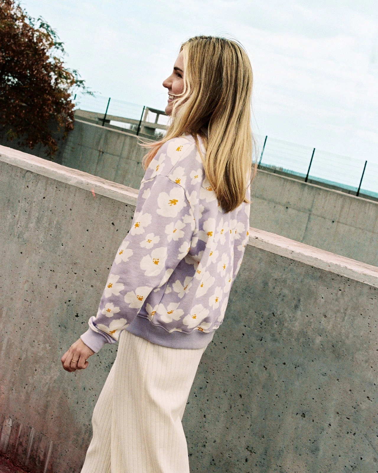 Le Sweat Scarlett En Coton Bio - Anémones Lilas 5 Le Sweat Scarlett En Coton Bio - Anémones Lilas – Image 3