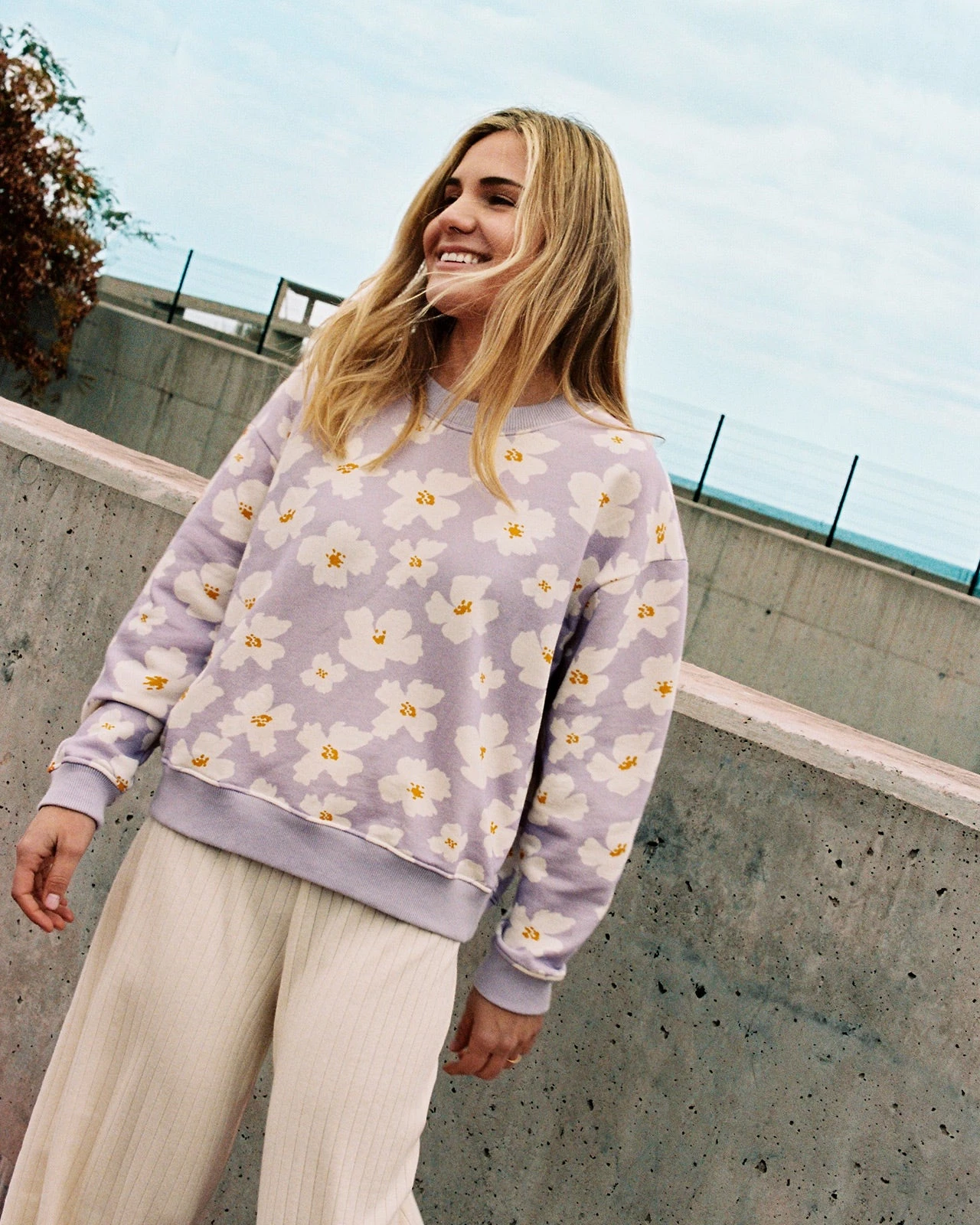 Le Sweat Scarlett En Coton Bio - Anémones Lilas 3 Le Sweat Scarlett En Coton Bio - Anémones Lilas