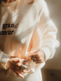 Le Sweat D'allaitement Brodé Le Grand Amour En Polaire Recyclée - Crème -Bijoux Magasin le sweat dallaitement brode le grand amour en polaire recyclee creme 1 db253504 800f 4ee6 b9c5 f9b1ba7bf414