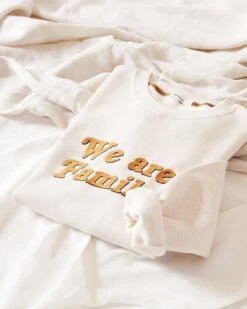 Le Sweat We Are Family Homme En Coton Bio - Beige Chiné -Bijoux Magasin le sweat en coton bio we are family homme beige chine emoi emoi 1