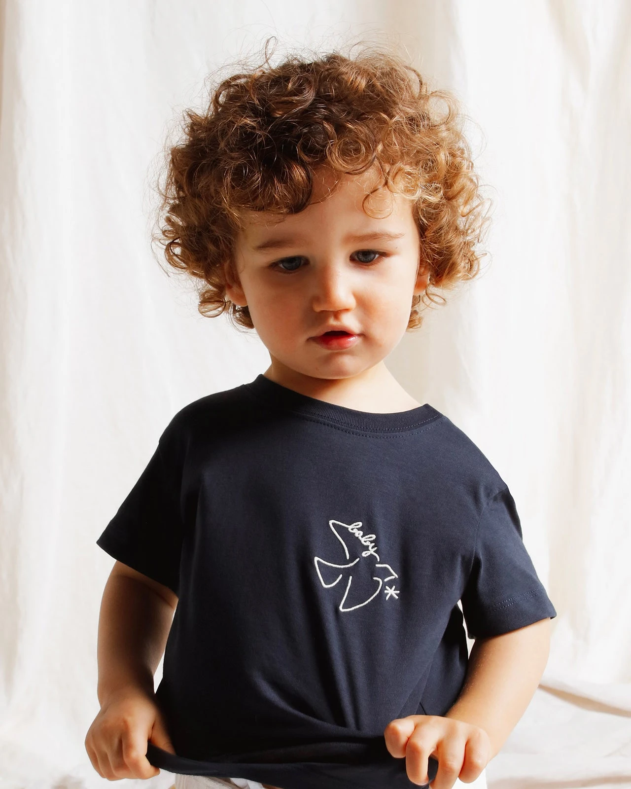 Le T-shirt Brodé Baby Bird En Coton Bio - Charbon 4 Le T-shirt Brodé Baby Bird En Coton Bio - Charbon – Image 2