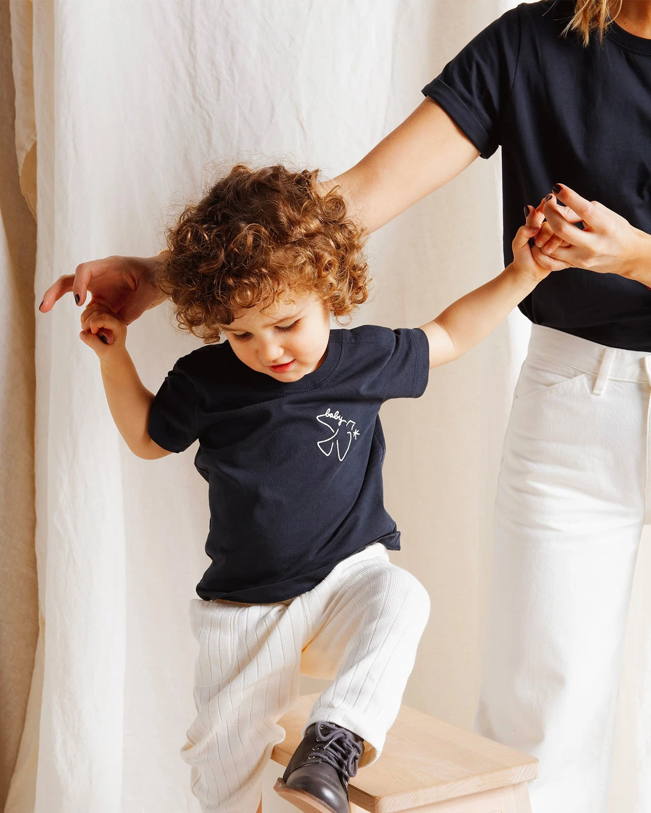 Le T-shirt Brodé Baby Bird En Coton Bio - Charbon 7 Le T-shirt Brodé Baby Bird En Coton Bio - Charbon – Image 5