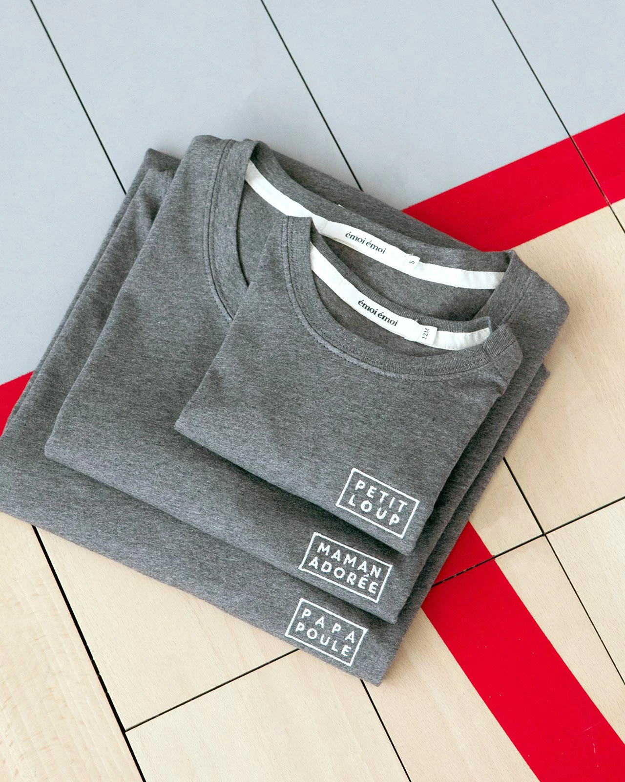 Le T-shirt Brodé Maman Adorée En Coton Bio Gris Chiné 4 Le T-shirt Brodé Maman Adorée En Coton Bio Gris Chiné – Image 2