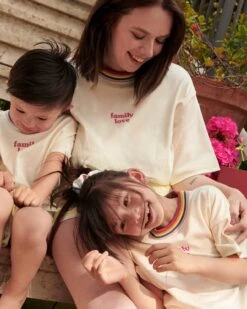 Le T-shirt Rainbow Family Love Enfant En Coton Bio - Crème 10 Le T-shirt Rainbow Family Love Enfant En Coton Bio - Crème -Bijoux Magasin le t shirt family love enfant en coton bio creme 1