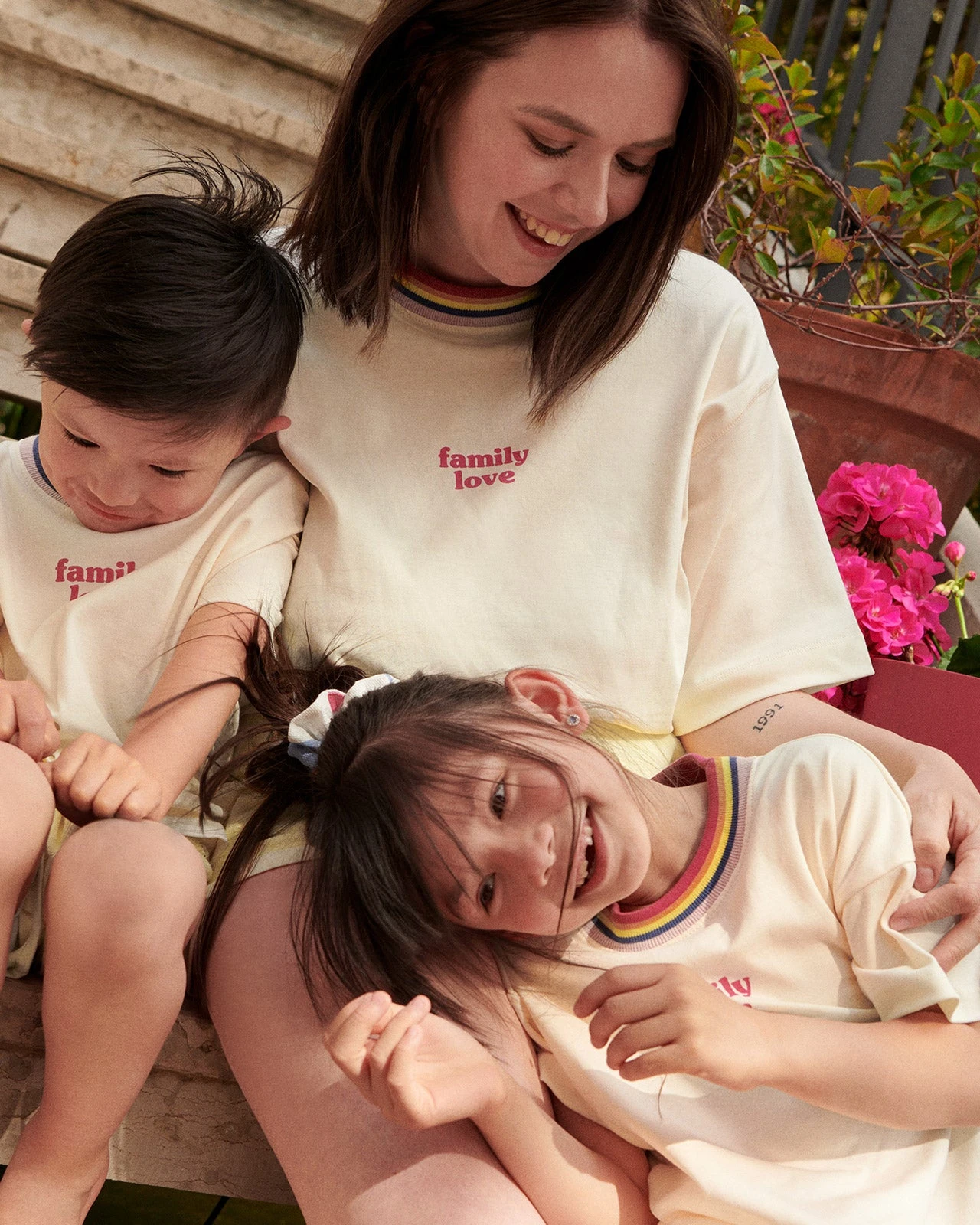 Le T-shirt Rainbow Family Love Enfant En Coton Bio - Crème 6 Le T-shirt Rainbow Family Love Enfant En Coton Bio - Crème – Image 4