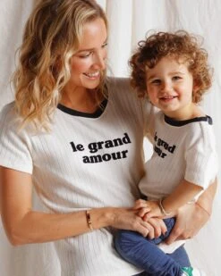 Le Duo De T-shirts Le Grand Amour Femme / Enfant - Crème -Bijoux Magasin le t shirt le grand amour enfant en coton bio creme emoi emoi 17