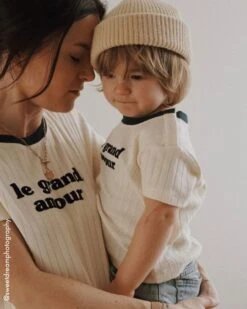 Le Duo De T-shirts Le Grand Amour Femme / Enfant - Crème -Bijoux Magasin le t shirt le grand amour enfant en coton bio creme emoi emoi 20