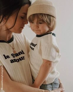 Le T-shirt Le Grand Amour Enfant En Coton Bio - Crème -Bijoux Magasin le t shirt le grand amour femme en coton bio creme emoi emoi 1280x cc3ce74a f39a 4ed3 a618 476dd5fb0299