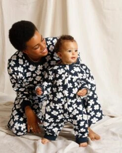 La Mini Combi Célestine En Coton Bio - Anémones Bleu Nuit -Bijoux Magasin le t shirt tu es mon soleil femme en coton bio ivoire