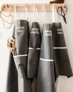 Le Tablier Grande Cheffe En Coton Et Lin - Rayures Gris Souris -Bijoux Magasin le tablier grande cheffe en coton et lin rayures gris souris