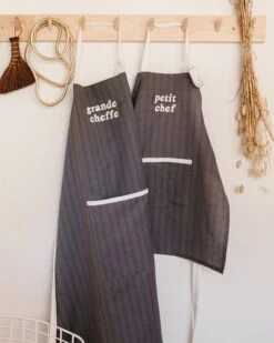 Le Tablier Grande Cheffe En Coton Et Lin - Rayures Gris Souris -Bijoux Magasin le tablier grande cheffe en coton et lin rayures gris souris 2