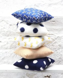 Le Coussin Garni Imprimé Petits Chevaux - 30x30 Cm -Bijoux Magasin le coussin imprim chevaux bleus 30x30 le petit lucas du tertre x moi moi 4