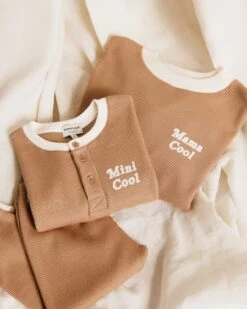 L'ensemble De Pyjama Mini Cool En Coton Bio Nid D'abeille - Praliné -Bijoux Magasin lensemble de pyjama mini cool en coton bio nid dabeille praline 4