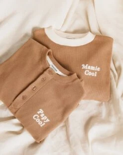 L'ensemble De Pyjama Papy Cool En Coton Bio Nid D'abeille - Praliné -Bijoux Magasin lensemble de pyjama papy cool en coton bio nid dabeille praline 2