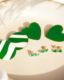 Les Boucles D'oreilles Clarisse 3 Cœurs Verts - Dorées à L'or Fin 24 Carats -Bijoux Magasin les boucles doreilles 3 coeurs en email vert et or fin 24 carats 5