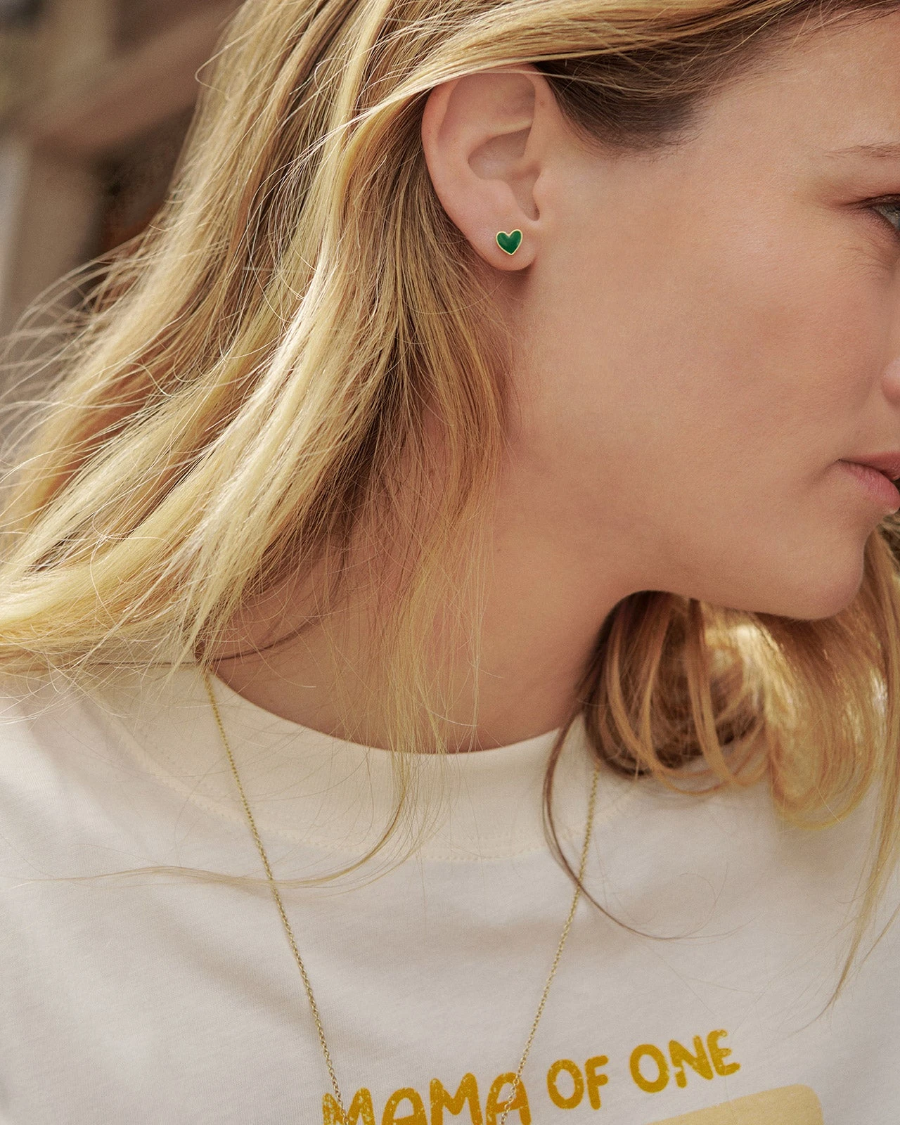 Les Boucles D'oreilles Céleste Petit Cœur Vert - Dorées à L'or Fin 24 Carats 8 Les Boucles D'oreilles Céleste Petit Cœur Vert - Dorées à L'or Fin 24 Carats – Image 6