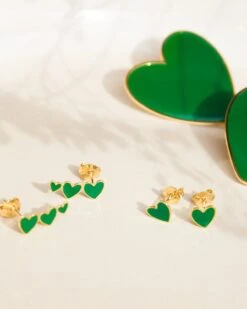 Les Boucles D'oreilles Céleste Petit Cœur Vert - Dorées à L'or Fin 24 Carats 11 Les Boucles D'oreilles Céleste Petit Cœur Vert - Dorées à L'or Fin 24 Carats -Bijoux Magasin les boucles doreilles petits coeurs en email vert dorees a lor fin 24 carats 2