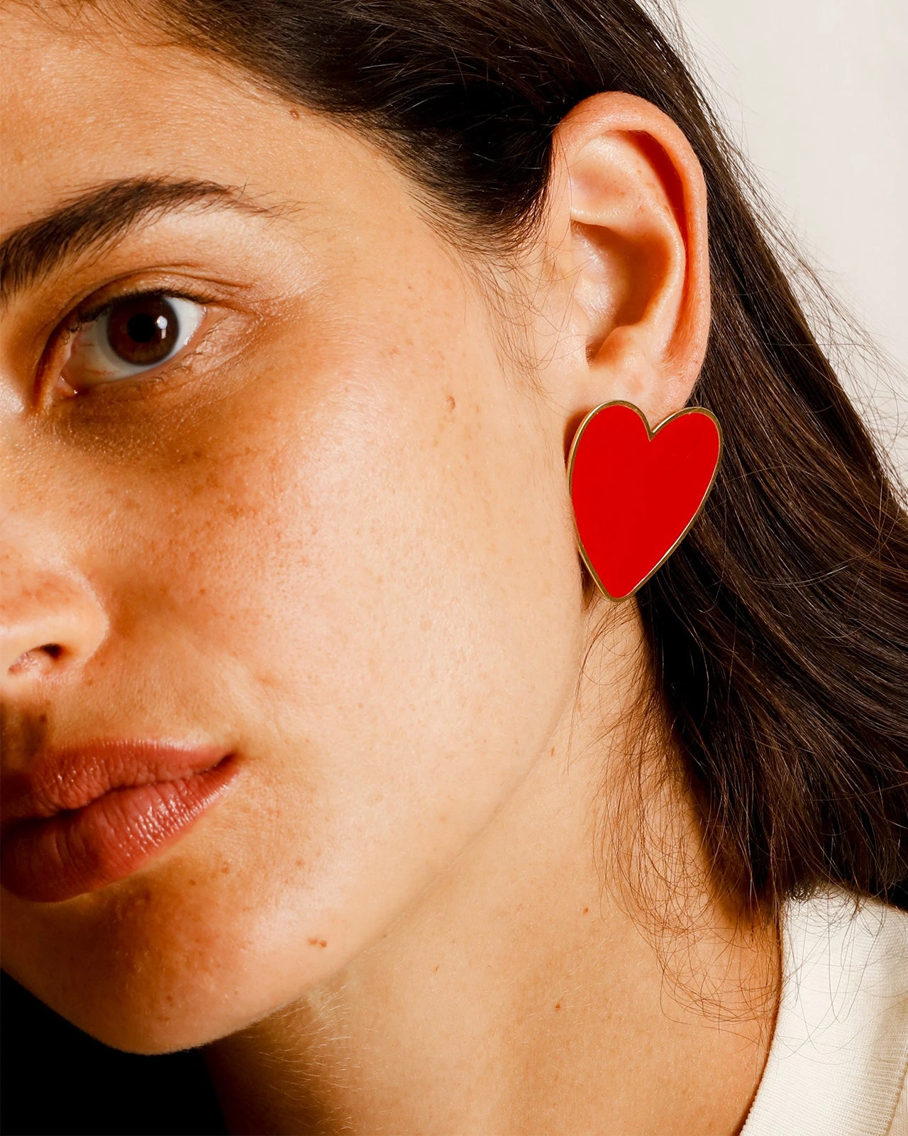 Les Boucles D'oreilles Big Love Grand Cœur Rouge - Dorées à L'or Fin 24 Carats 11 Les Boucles D'oreilles Big Love Grand Cœur Rouge - Dorées à L'or Fin 24 Carats – Image 9