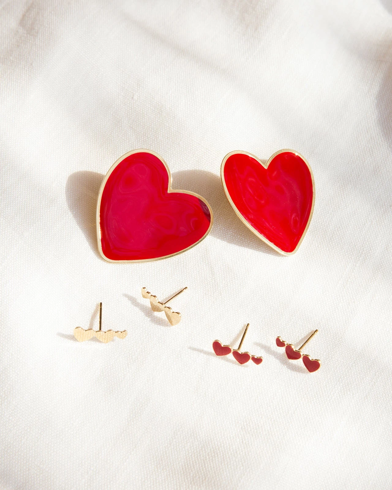 Les Boucles D'oreilles Big Love Grand Cœur Rouge - Dorées à L'or Fin 24 Carats 10 Les Boucles D'oreilles Big Love Grand Cœur Rouge - Dorées à L'or Fin 24 Carats – Image 8