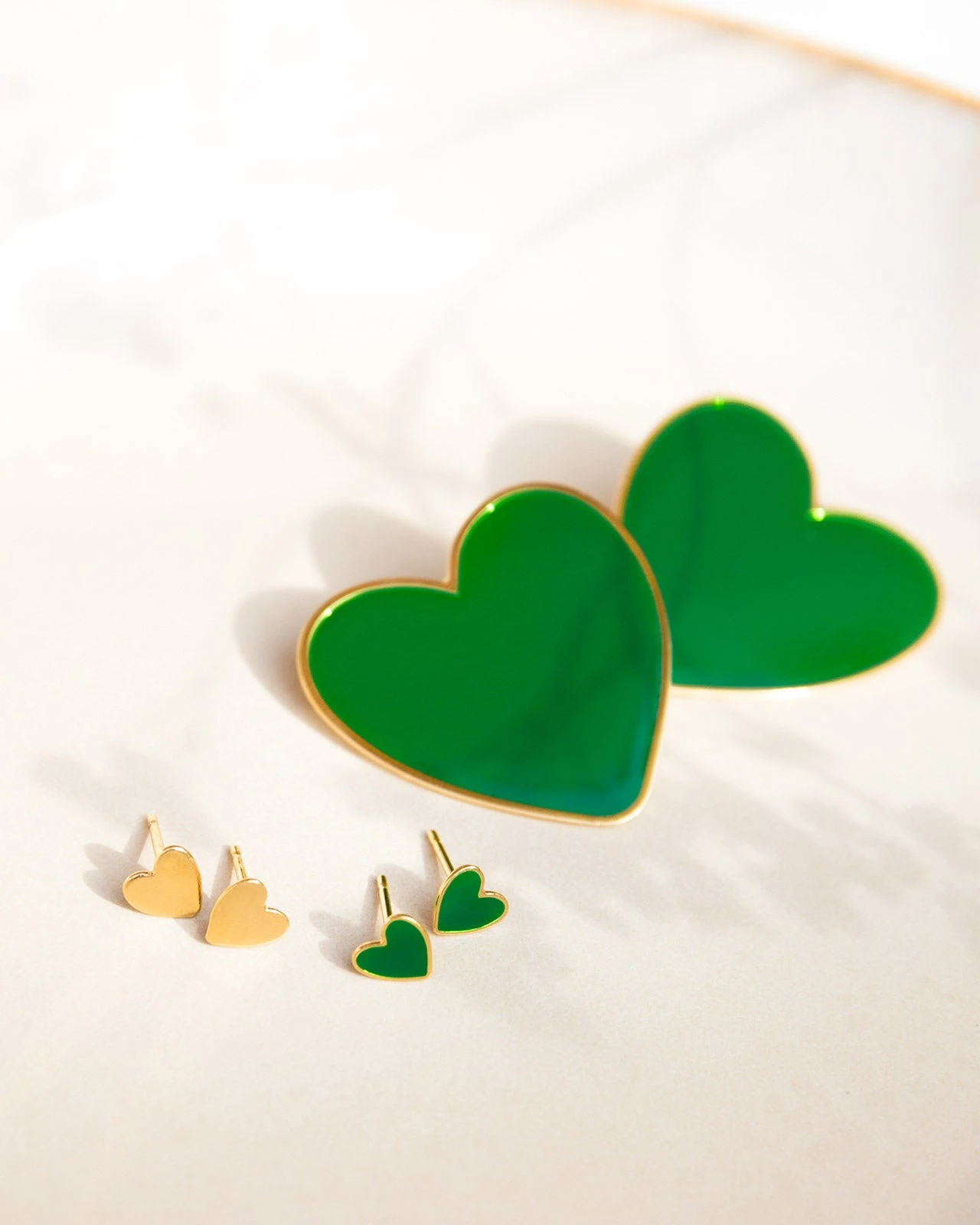 Les Boucles D'oreilles Big Love Grand Cœur Vert - Dorées à L'or Fin 24 Carats 5 Les Boucles D'oreilles Big Love Grand Cœur Vert - Dorées à L'or Fin 24 Carats – Image 3