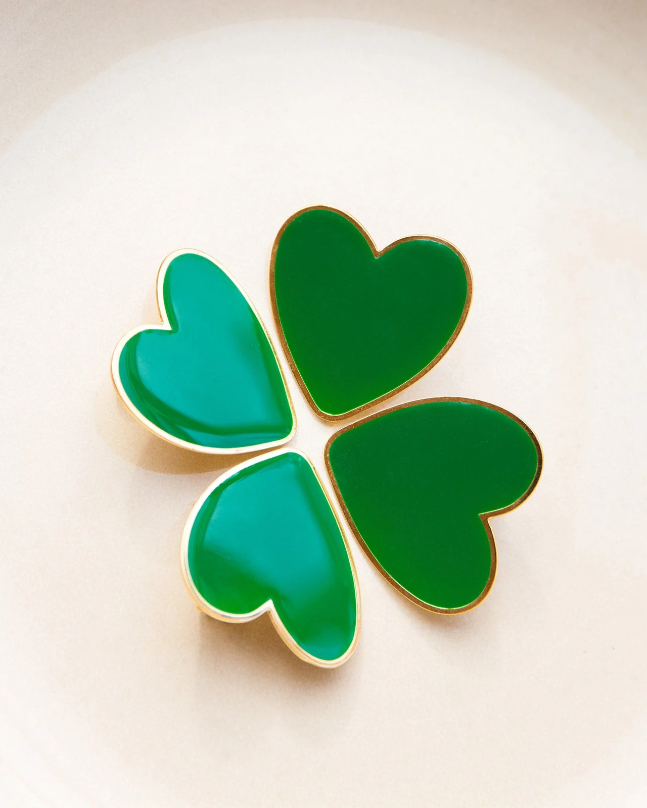 Les Boucles D'oreilles Big Love Grand Cœur Vert - Dorées à L'or Fin 24 Carats 6 Les Boucles D'oreilles Big Love Grand Cœur Vert - Dorées à L'or Fin 24 Carats – Image 4