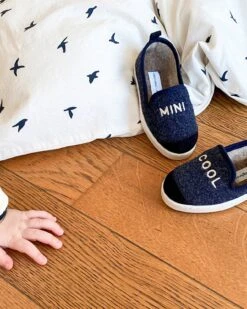 Les Chaussons Mini Cool Navy - Angarde X émoi émoi -Bijoux Magasin les chaussons mini cool navy angarde x emoi emoi 3