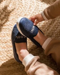 Les Chaussons Mini Cool Navy - Angarde X émoi émoi -Bijoux Magasin les chaussons mini cool navy angarde x emoi emoi 3 71e94ea2 e098 4c11 8630 897b4d923384