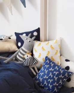 Le Coussin Garni Imprimé Rayures Jaunes – 30x30 Cm -Bijoux Magasin les coussins lucas du tertre emoi emoi 1