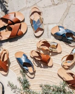 Les Sandales Enfant - En Cuir Bleu Grecque - Théluto X émoi émoi -Bijoux Magasin les sandales enfant en cuir bleu grecque theluto x emoi emoi 2