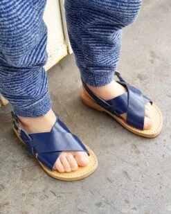 Les Sandales Enfant - En Cuir Bleu Grecque - Théluto X émoi émoi -Bijoux Magasin les sandales enfant en cuir bleu grecque theluto x emoi emoi 8 1