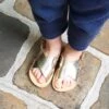 Les Sandales Tom Enfant En Cuir Doré - Théluto X émoi émoi -Bijoux Magasin les sandales enfant toms en cuir dore theluto x emoi emoi 2