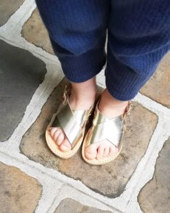 Les Sandales Tom Enfant En Cuir Doré - Théluto X émoi émoi