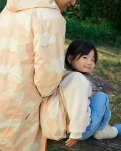 L'imperméable Nuages Enfant - Latte - Flotte X émoi émoi -Bijoux Magasin limpermeable nuages enfant latte flotte x emoi emoi 2