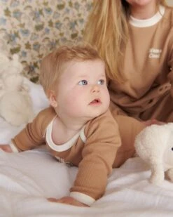 Le Body Baby Cool En Coton Bio Nid D'abeille - Praliné -Bijoux Magasin pyjama babycool praline 1 1280x1600px