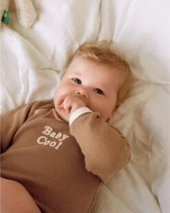 Le Body Baby Cool En Coton Bio Nid D'abeille - Praliné -Bijoux Magasin pyjama babycool praline 2 1280x1600px